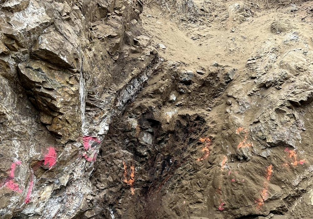 Vein exposure at the working face, with sampling marks